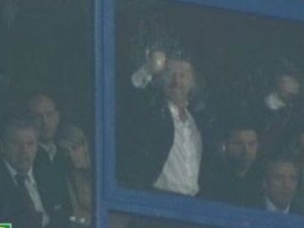 
	VIDEO / Gigi a facut la loja un SHOW mai mare decat Steaua: a dat cu pumnii in geamuri si s-a calmat cu un tort:
