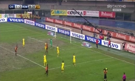 VIDEO / Moment INCREDIBIL la Chievo - Roma! Un jucator a batut un out de la linia de... rugby:_2