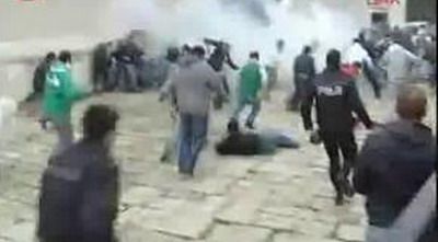 
	VIDEO: Asta se intampla cand se supara turcii! Pietre, focuri de arma si fani injunghiati inainte de Besiktas - Bursa!
