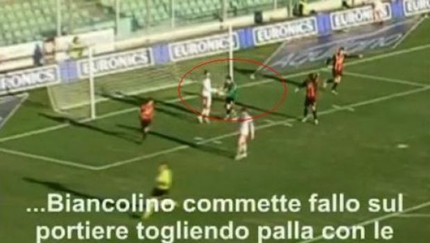 VIDEO Faza SCANDALOASA in Italia! I-a furat mingea portarului cu MANA si a dat gol! Arbitrul n-a vazut :)