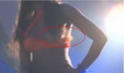 VIDEO OOPS! Verisoara lui N'Doye a ramas in sanii goi pe scena! 