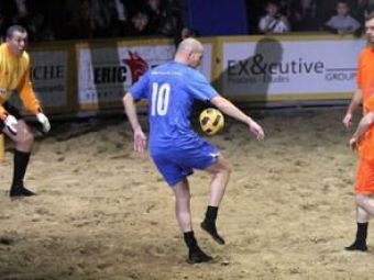 Vezi ce super driblinguri a mai inventat Zidane la fotbal pe plaja! VIDEO