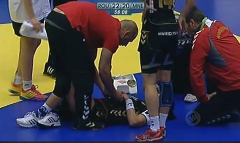 La un pas de tragedie la meciul Romaniei: o jucatoare si-a inghitit limba! Vezi cum i-a spart Nechita nasul portaritei de la Muntenegru!_3