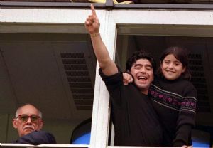 Diego Armando Maradona a EXPLODAT de bucurie in tribune la golul lui Cavani cu Steaua!_2