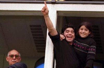 Diego Armando Maradona a EXPLODAT de bucurie in tribune la golul lui Cavani cu Steaua!_4