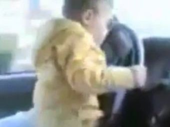 
	VIDEO: Incredibil! A condus masina cu bebelusul asezat&nbsp;pe volan! Vezi cel mai periculos clip:
