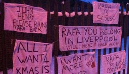 FOTO / Casa lui Benitez a fost luata cu asalt de fanii lui Liverpool: "Hai inapoi!"_1