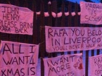 
	FOTO / Casa lui Benitez a fost luata cu asalt de fanii lui Liverpool: &quot;Hai inapoi!&quot;
