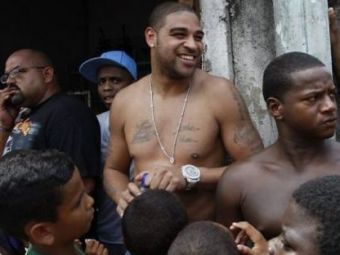 
	SUPER FOTO / Adriano s-a intors in Brazilia unde a fost primit ca un ZEU:
