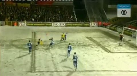 
	VIDEO / Un fost golgheter de la Ajax a reusit o BIJUTERIE de gol din foarfeca pe ZAPADA!
