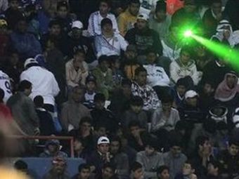 
	VIDEO! Un LASER a facut praf un meci! Vezi cum a innebunit portarul din cauza fanilor!
