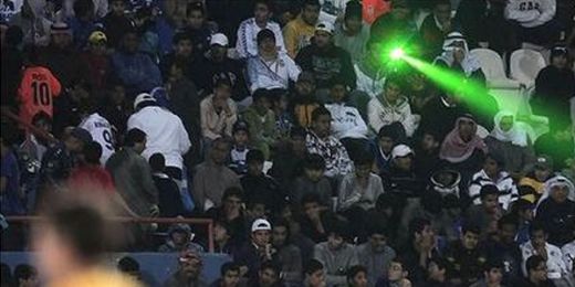 
	VIDEO! Un LASER a facut praf un meci! Vezi cum a innebunit portarul din cauza fanilor!
