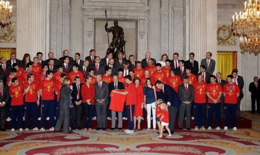 
	FOTO EMOTIONANT: Regele a ridicat nationala Spaniei la rang de icoana!
