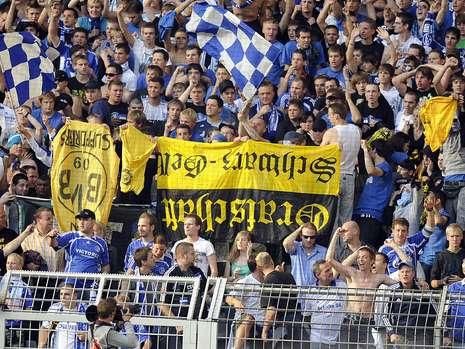 UMILINTA! Steagul lui Dortmund montat pe acoperisul rupt al stadionului lui Schalke! FOTO_3