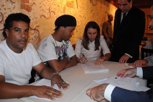 FOTO OFICIAL! Ronaldinho a semnat cu Flamengo! A sarbatorit la GRATAR :))_1