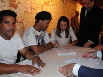 
	FOTO OFICIAL! Ronaldinho a semnat cu Flamengo! A sarbatorit la GRATAR :))

