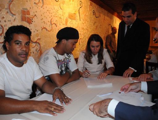 FOTO OFICIAL! Ronaldinho a semnat cu Flamengo! A sarbatorit la GRATAR :))_4