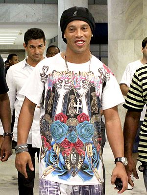 FOTO OFICIAL! Ronaldinho a semnat cu Flamengo! A sarbatorit la GRATAR :))_6