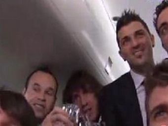 
	VIDEO / Cum au SARBATORIT Messi, Xavi si Iniesta in avion dupa gala FIFA:
