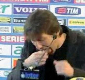 FOTO INCREDIBIL! Antrenorul lui Inter si-a scos proteza din gura in fata presei la conferinta!_2