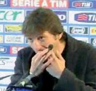 FOTO INCREDIBIL! Antrenorul lui Inter si-a scos proteza din gura in fata presei la conferinta!_3
