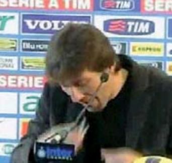 FOTO INCREDIBIL! Antrenorul lui Inter si-a scos proteza din gura in fata presei la conferinta!_5