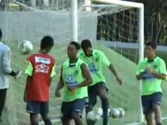 
	VIDEO! Ronaldinho i-a INNEBUNIT deja pe fani! Vezi ce scheme a inventat la primul antrenament cu Flamengo
