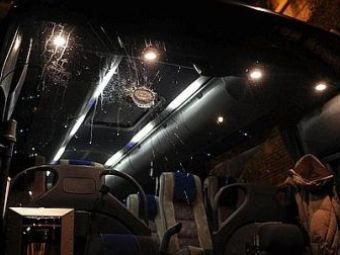 VIOLENTE la Roma inainte de AS Roma - Lazio! Autocarul lui Lazio, atacat cu pietre, un fan INJUNGHIAT in strada