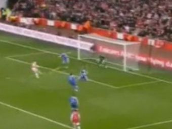 
	VIDEO: Interventia zilei in Premier League: reflexul care i-a FURAT un gol lui Van Persie! Olandezul s-a razbunat cu un hattrick:
