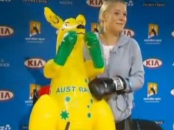 VIDEO / Cea mai SEXY jucatoare de la Australian Open a vrut sa ia la pumni un... cangur!