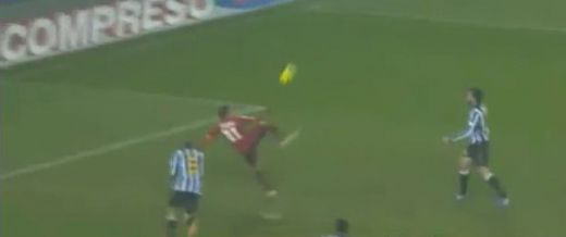 
	Juve, facuta KO de Roma cu doua goluri superbe! Vezi o executie fabuloasa ca la fotbal-tenis! VIDEO
