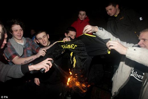 VIDEO / REVOLTA la Liverpool! Fanii au ars tricoul lui Torres dupa transferul la Chelsea!_1