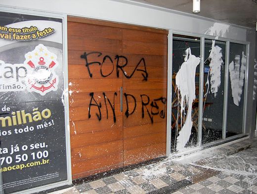 FOTO / Revolta la Corinthians! Fanii au atacat cu PIETRE masina lui Ronaldo si i-au cerut sa PLECE!_1