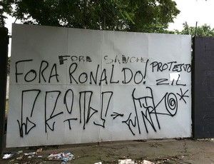 FOTO / Revolta la Corinthians! Fanii au atacat cu PIETRE masina lui Ronaldo si i-au cerut sa PLECE!_2
