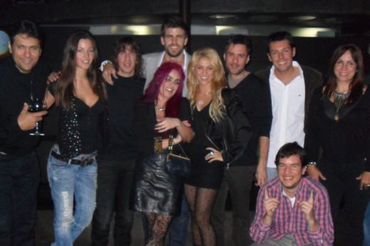 S-a CONFIRMAT: Pique si Shakira sunt impreuna! Iata ce poza si-a pus fundasul Barcei pe Facebook:_1