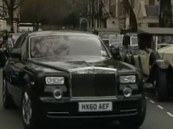 
	VIDEO Rafinament, stil si eleganta! Vezi cum defileaza pe strada TOATE Rolls Royce-urile din istorie!
