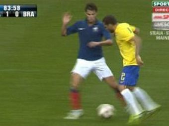 
	VIDEO! Cine mai are nevoie de Ronaldinho la nationala? Dani Alves a driblat INCREDIBIL 3 francezi in aceeasi faza!

