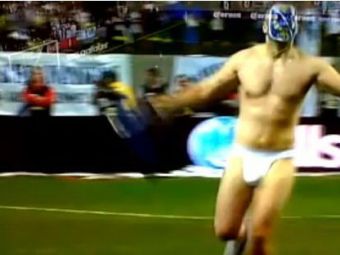 VIDEO In Mexic se poate ORICE! Un suporter dezbracat a alergat liber pe teren minute bune!