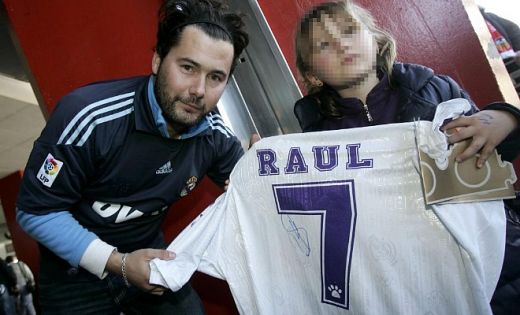 VIDEO / Cum a fost primit Raul la Valencia de fanii Realului: "Pentru noi, tu esti eternul numar 7!"_6