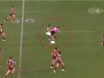 VIDEO / Faza UNICA la rugby: Doi jucatori din echipe adverse l-au atacat pe arbitru! Vezi ce a patit:
