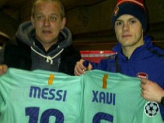 
	FOTO! EL e jucatorul lui Arsenal care a luat tricourile lui Messi si Xavi din vestiarul Barcelonei!
