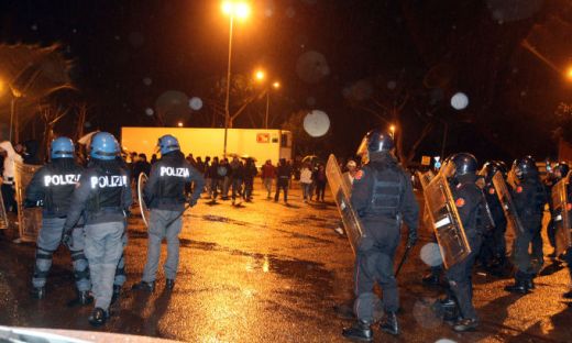 FOTO / Jucatorii Romei ATACATI cu oua si pietre de catre fani! Politia i-a impiedicat sa nu sparga autocarul:_11