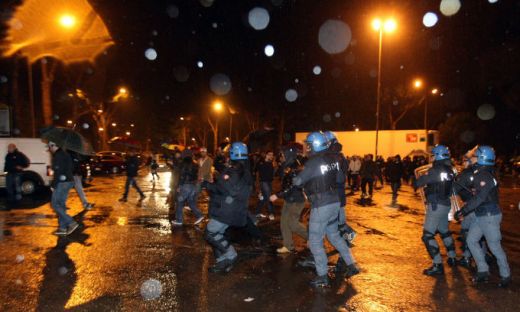FOTO / Jucatorii Romei ATACATI cu oua si pietre de catre fani! Politia i-a impiedicat sa nu sparga autocarul:_12