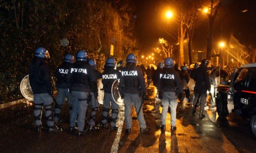 FOTO / Jucatorii Romei ATACATI cu oua si pietre de catre fani! Politia i-a impiedicat sa nu sparga autocarul:_14
