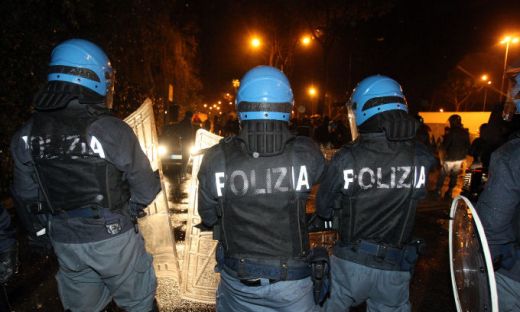 FOTO / Jucatorii Romei ATACATI cu oua si pietre de catre fani! Politia i-a impiedicat sa nu sparga autocarul:_15