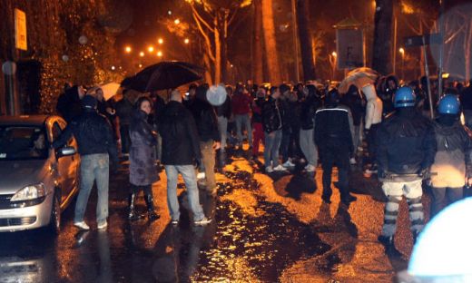 FOTO / Jucatorii Romei ATACATI cu oua si pietre de catre fani! Politia i-a impiedicat sa nu sparga autocarul:_16