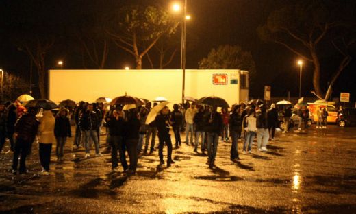FOTO / Jucatorii Romei ATACATI cu oua si pietre de catre fani! Politia i-a impiedicat sa nu sparga autocarul:_17