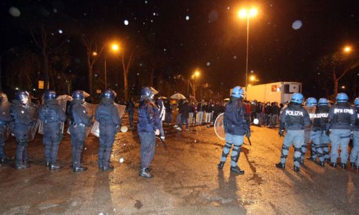 FOTO / Jucatorii Romei ATACATI cu oua si pietre de catre fani! Politia i-a impiedicat sa nu sparga autocarul:_18