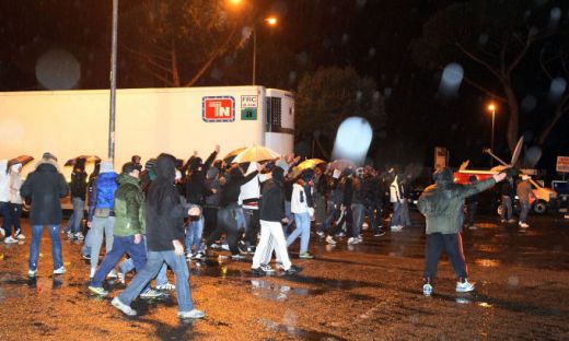 FOTO / Jucatorii Romei ATACATI cu oua si pietre de catre fani! Politia i-a impiedicat sa nu sparga autocarul:_19