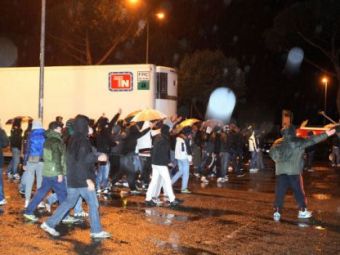 
	FOTO / Jucatorii Romei ATACATI cu oua si pietre de catre fani! Politia i-a impiedicat sa nu sparga autocarul:

